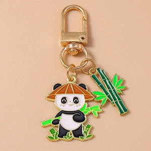 Détail d'un porte-clés panda mignon avec breloque bambou et crochet doré rotatif