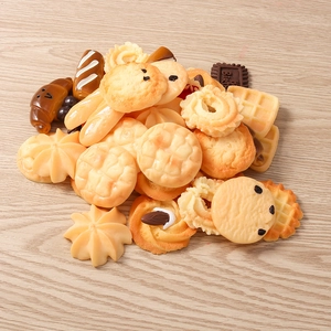 Set realistische harsvoedselminiaturen met koekjes en croissants voor doe-het-zelf-werk
