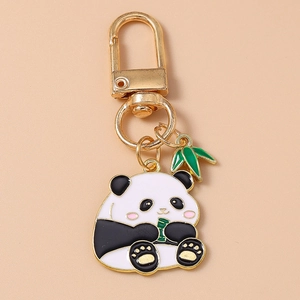 Gros plan du porte-clés panda avec charm bambou et fermoir mousqueton doré brillant