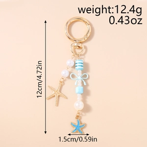 Detail van de sleutelhanger zeethema 12cm met zeesterbedeltjes en gestreepte kralen