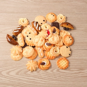 Realistische miniatuurvoedselbedeltjes van hars met koekjes en croissants voor DIY-ambachten