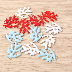 Gedetailleerd overzicht van kleurrijke koralen emaille bedeltjes voor DIY-sieraden