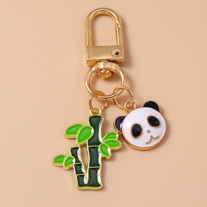 Détail d'un porte-clés panda et bambou mignon avec finition en émail doré brillant