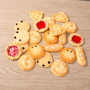 Gedetailleerd bovenaanzicht van diverse hars bedeltjes in de vorm van wafels en koekjes