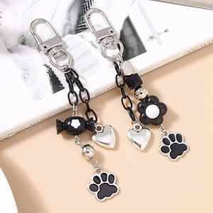 Set portachiavi creativo con fiori e zampe di gatto con ciondoli a cuore e caramelle
