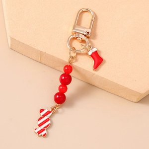 Vue détaillée du porte-clés de Noël avec perles rouges et breloques en émail coloré