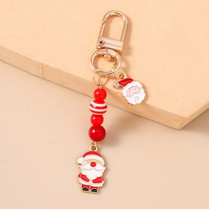 Détail du porte-clés de Noël avec perles rouges et blanches et pendentif du Père Noël