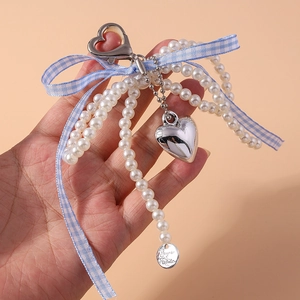 Porte-clés perle avec nœud papillon et pendentif cœur pour sacs et téléphones