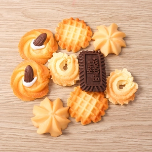 Detailopname van realistische harskoekjes en wafelminiaturen voor DIY-telefoonhoesjes
