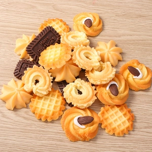Gedetailleerde macro-opname van realistische hars dessert bedeltjes met koek en wafels