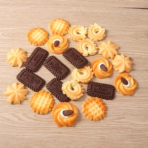 Detailopname van diverse harskoekjes bedeltjes en Happy Birthday chocoladestukjes