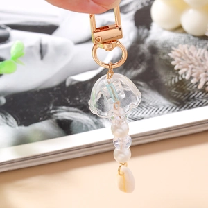 Detail von Quallen-Anhänger mit weißen Perlen, klaren Perlen und echtem Muschel-Charm