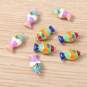 Detailweergave van kleurrijke emaille visbedeltjes voor DIY-sieraden en handwerk