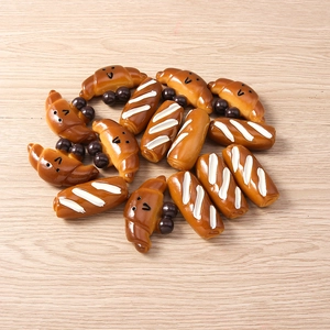 Mini hars brood bedeltjes met gezichtjes, croissants en baguettes voor DIY-projecten