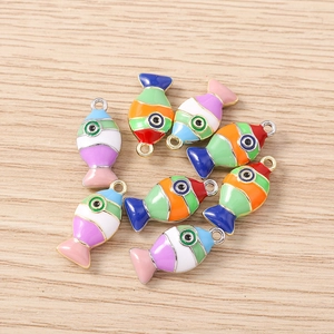 Detail van kleurrijke emaille visbedeltjes voor DIY-kettingen en handgemaakte sieraden