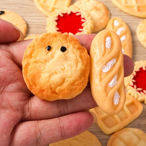 Miniatuur hars voedselbedeltjes met gedetailleerde nep brood en wafels in de hand