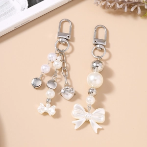 Porte-clés tendance en perles avec pendentif en cœur et détails de nœud élégant