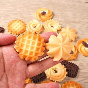 Macro-opname van hars dessert bedeltjes zoals wafels en koekjes voor DIY-knutselwerk
