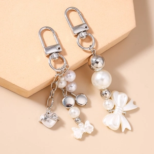 Porte-clés en perles à la mode avec pendentifs cœur et nœud élégants pour sacs à main