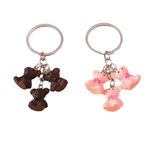 Porte-clés ours 3D en marron foncé et rose clair avec un joli détail de nœud papillon