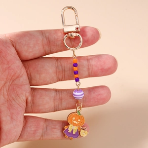 Détail du porte-clés citrouille d'Halloween avec perles colorées et fermoir doré