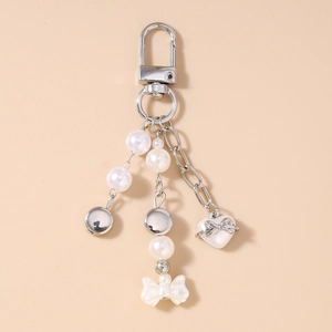 Porte-clés argenté multicouches avec perles blanches, pendentif cœur et nœuds