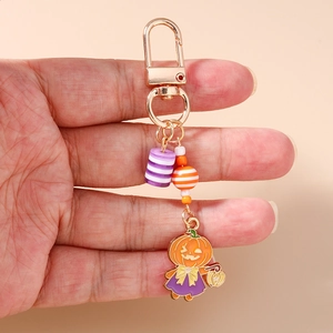 Détail d'un porte-clés d'Halloween fille citrouille avec des perles violettes et orange