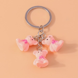 Détail de porte-clés oursons roses en résine avec texture 3D et nœuds brillants