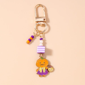 Détail d'un porte-clés d'Halloween avec perles et pendentif de fille citrouille