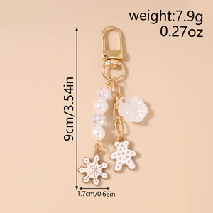Detailansicht der Perlen-Schneemann-Kette mit Bärenanhänger, Schneeflocke und Gold-Verschluss