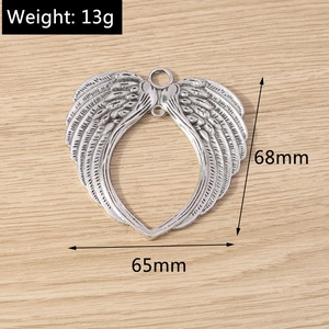 Détail macro du pendentif cœur ailé argenté vintage avec poids 13g et dimensions 68mm
