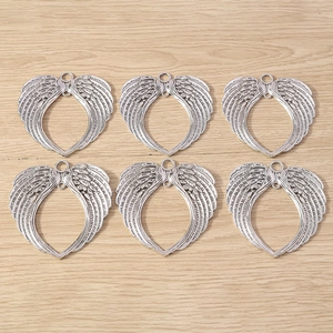 Pendentifs cœur ailé en argent antique pour colliers et bracelets sur bois