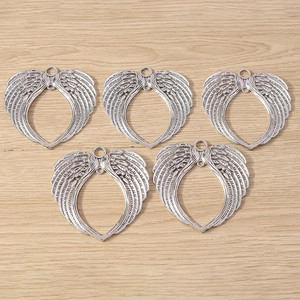 Cinq breloques ailes d'ange argentées avec texture de plumes pour la création de bijoux DIY