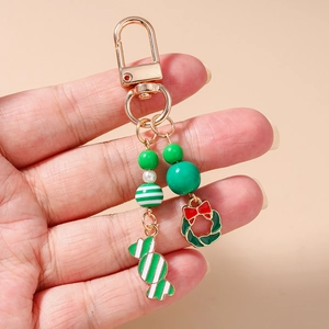 Gros plan détaillé d'un porte-clés couronne de Noël avec des breloques de bonbons verts