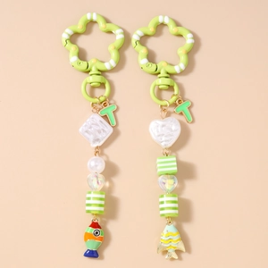 Porte-clés Poisson Rouge à Perles Multicolores Avec Lettre T Émail Animal Charme de Sac Acrylique Rayé Anneau de Clé