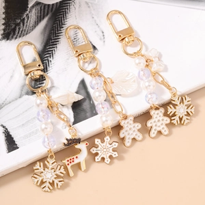 Weihnachts-Perlenschlüsselanhänger mit goldenen Schneeflocken- und Rentier-Anhängern