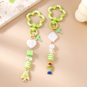 Porte-clés vert tendance avec charms poisson rouge et perles en résine rayées pour sacs
