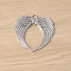 Détail du pendentif ailes d'ange en forme de cœur en alliage argenté antique pour bijoux