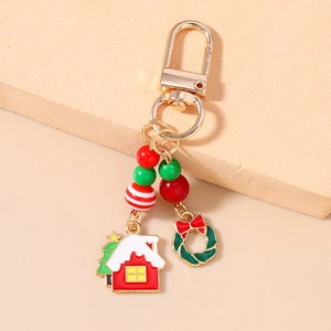 Porte-clés de Noël détaillé avec maison rouge, couronne verte et perles festives