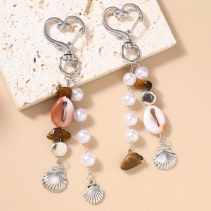 Porte-clés tendance perles turquoise avec coquillages naturels et fermoir cœur sur pierre