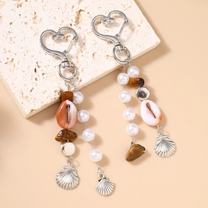 Détail du porte-clés perles avec turquoise, coquillages et fermoir coeur argenté