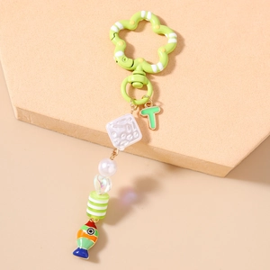 Détail du porte-clés perlé avec lettre T verte, perle et pendentif poisson émaillé coloré