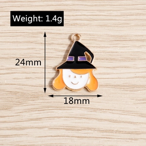 Détails d'un pendentif sorcière en émail montrant les dimensions 24x18mm et le poids 1,4g