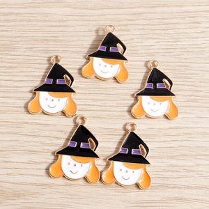 Cinq breloques sorcières en émail d'Halloween avec chapeaux noirs pour bijoux DIY