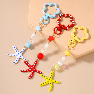Detail van kleurrijke zeester sleutelhangers met kralen charms en hart accenten