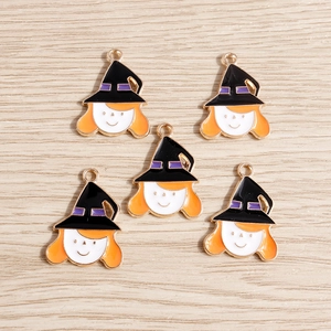 Lot de 5 breloques sorcière d'Halloween avec chapeau noir et cheveux orange sur bois