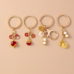 Lot de porte-clés dorés avec renard porte-bonheur, chat de fortune et charms cacahuète