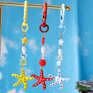 Chique zeester sleutelhangers met stippen en kleurrijke hartbedeltjes voor tassen