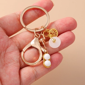 Porte-clés porte-bonheur chinois doré avec pendentif cacahuète et anneau blanc