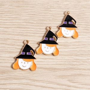 Détail de trois pendentifs sorcière en alliage pour Halloween avec émail et boucles en métal